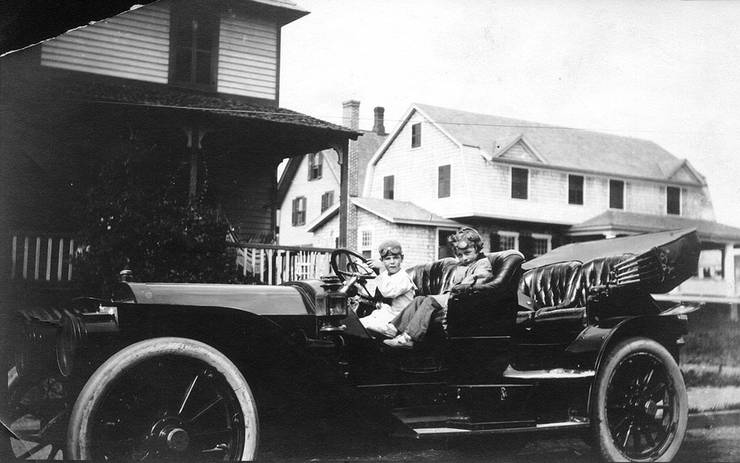Kingsland Coffyn (right) and an unidentified child in an automobile, possibly a Locomobile.