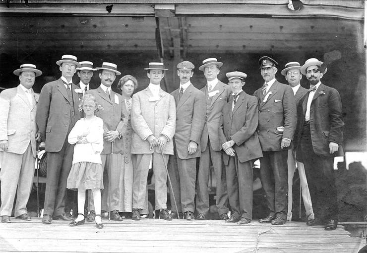 Group photograph with Glenn Curtiss (center, right), Charles Hamilton (4th from right), Augustus Post (far right), and others in Atlantic CIty, New Jersey.