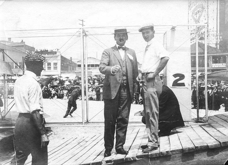 Walter Brookins (right) and Frank Coffyn (left) with unidentifed man and Wright transitional machine, Atlantic City, New Jersey.