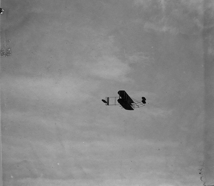 Walter Brookins flying a Wright transitional aircraft.