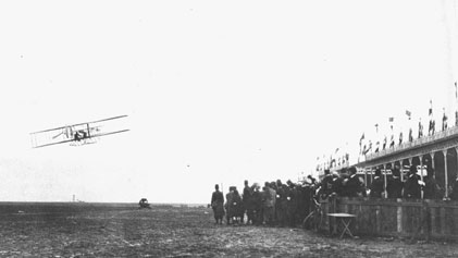 Wright plane in air at Reims