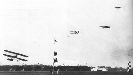 Four planes in air at same time at Reims